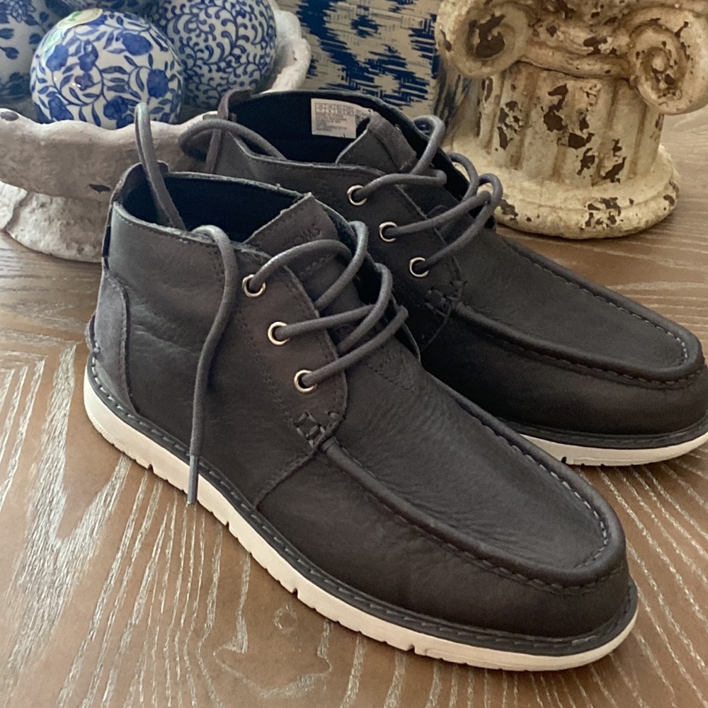 NWOT! Men’s Toms Leather Waterproof Navi Boots Charcoal Gray size 7